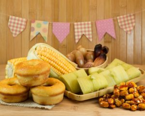 mesa com milho e comidas tipicas juninas. 