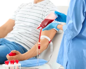 ilustração de uma pessoa doando sangue. a enfermeira ao lado com a bolsa de sangue