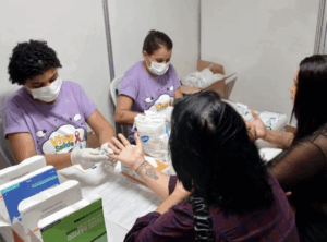 Enfermeiras realizando testes durante a festa de são joão de Natal