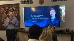 Foto da palestra do Dr. Felipe Marinho com a tela com a frase: "o futuro já está aqui. Só não está uniformemente distribuido. a frase é de William Gibson